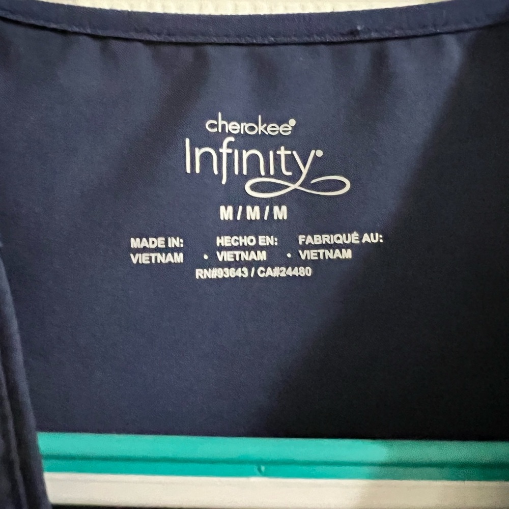 Cherokee Infinity Scrub Top - Picture 2 of 2